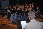 Der Oberstufenchor unter der Leitung (und in Begleitung) von Herrn Busch.