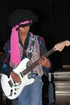 Jimme Hendrix zeigt sein Können an der Gitarre.