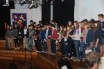Singen sich selbst ein Ständchen: Die diesjährigen Teilnehmerinnen und Teilnehmer des Austausch.