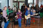 Die Schülerband der Unterstufe rockt derweil in der Mensa.