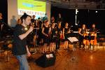 Das Schulorchester con fuoco nimmt den Applaus entgegen.