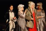 Die Königin Alonsa (Michelle Senhen), umgeben von ihren Begleiterinnen (Wiebke Barthalomaeus, Julia Schichler).