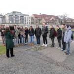 An den Überresten der Berliner Mauer in der Bernauer Straße.