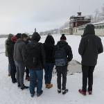 An der Gedenktafel für die jüdischen Opfer des KZ.