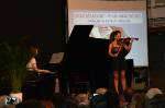 Abiturientin Malin Rasche an der Violine, begleitet von ihrer Schwester am Klavier.