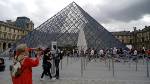 Hier stehen die Menschen Schlange, um in den Louvre zu kommen.