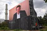Big Brother? Nein, Bürgermeister Klaus Pipke adressiert die Absolventen.