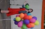 Ein Banksy-Motiv? Vielleicht. Definitiv aber Frau Pfeiffer mit Ballons für die Absolvent*innen.