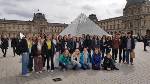 Die Austauschgruppe vor der Pyramide des Louvre