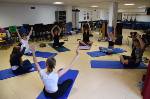 Yoga mit Frau Schwager und Frau Prisor.