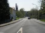 Die Schule liegt am Ende dieser Straße schräg links