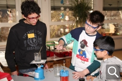 Zwei Grundschüler und ein Achtklässler.